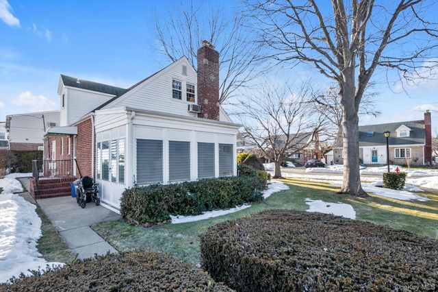 60 Aberdeen Road, New Hyde Park, NY 11040