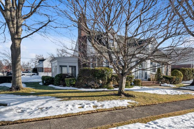 60 Aberdeen Road, New Hyde Park, NY 11040