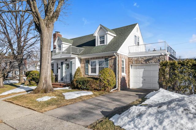 60 Aberdeen Road, New Hyde Park, NY 11040