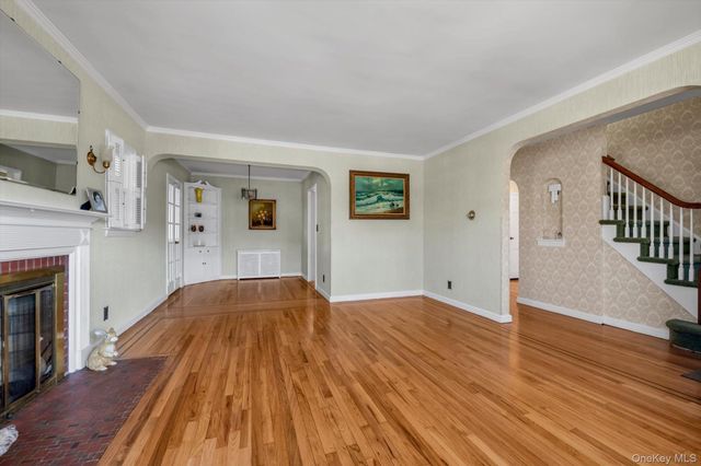 60 Aberdeen Road, New Hyde Park, NY 11040