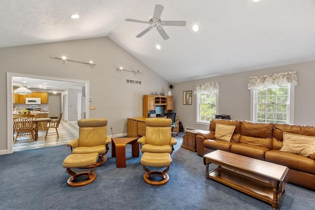 34 Arrowwood St, Methuen, MA 01844