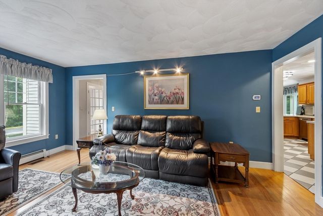 34 Arrowwood St, Methuen, MA 01844