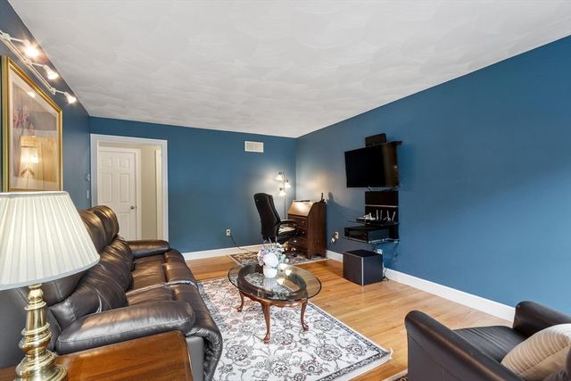 34 Arrowwood St, Methuen, MA 01844