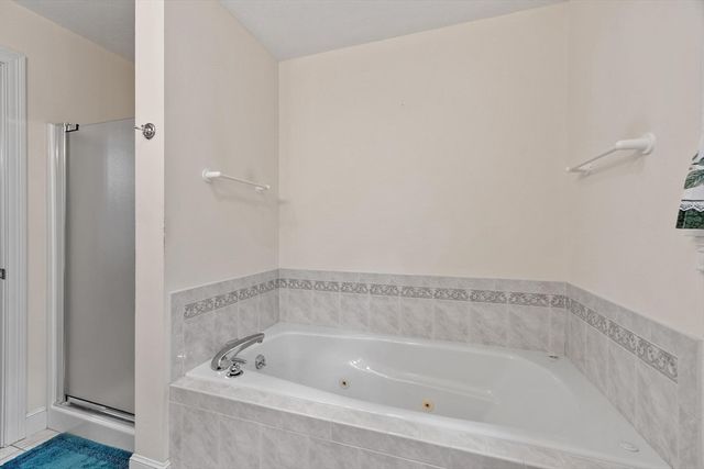 34 Arrowwood St, Methuen, MA 01844