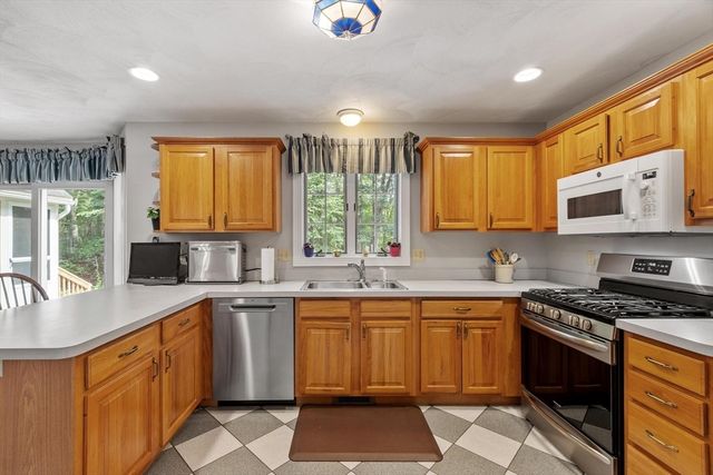 34 Arrowwood St, Methuen, MA 01844