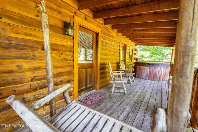 1005 Beach Hollow Court, Sevierville, TN 37876