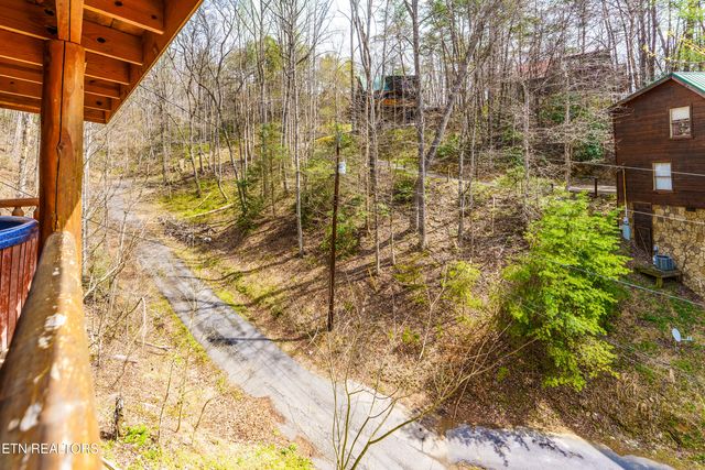1005 Beach Hollow Court, Sevierville, TN 37876