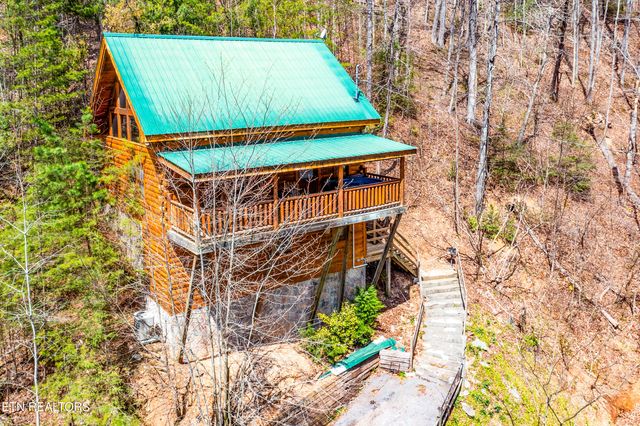 1005 Beach Hollow Court, Sevierville, TN 37876