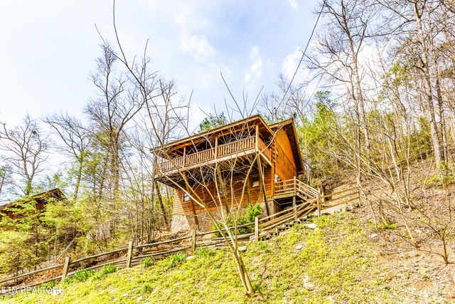 1005 Beach Hollow Court, Sevierville, TN 37876
