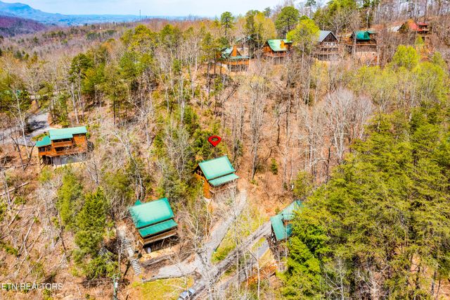 1005 Beach Hollow Court, Sevierville, TN 37876