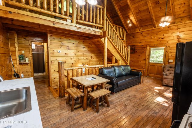 1005 Beach Hollow Court, Sevierville, TN 37876