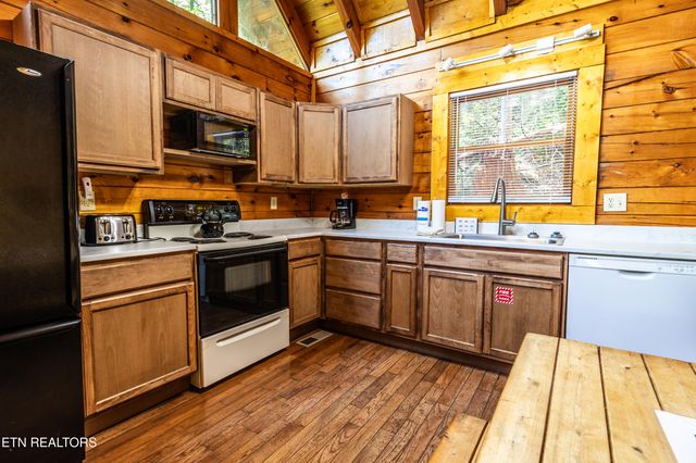 1005 Beach Hollow Court, Sevierville, TN 37876