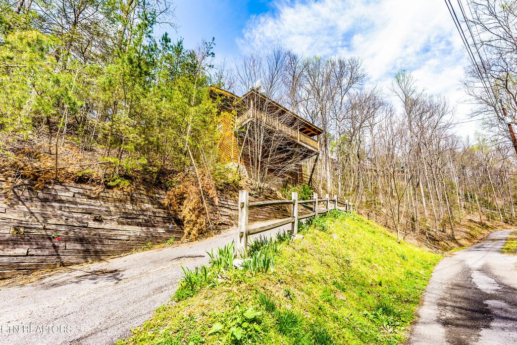 1005 Beach Hollow Court, Sevierville, TN 37876