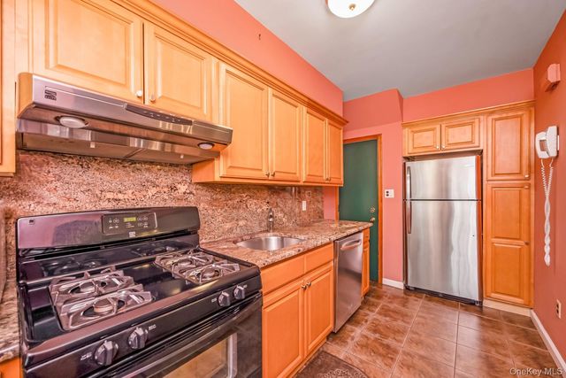 65-56 77th Place, Middle Village, NY 11379