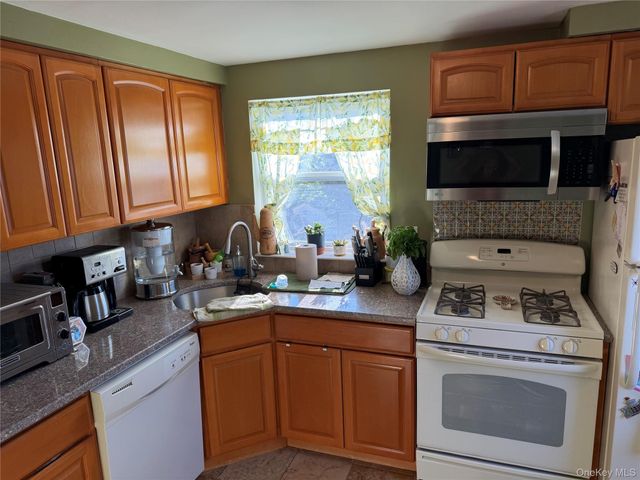 222 Colonial Avenue 2nd Fl, Williston Park, NY 11596
