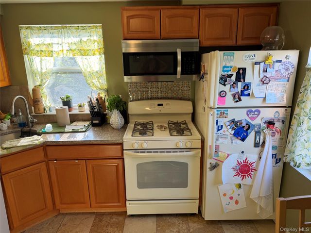 222 Colonial Avenue 2nd Fl, Williston Park, NY 11596