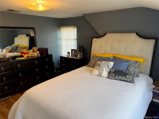 222 Colonial Avenue 2nd Fl, Williston Park, NY 11596