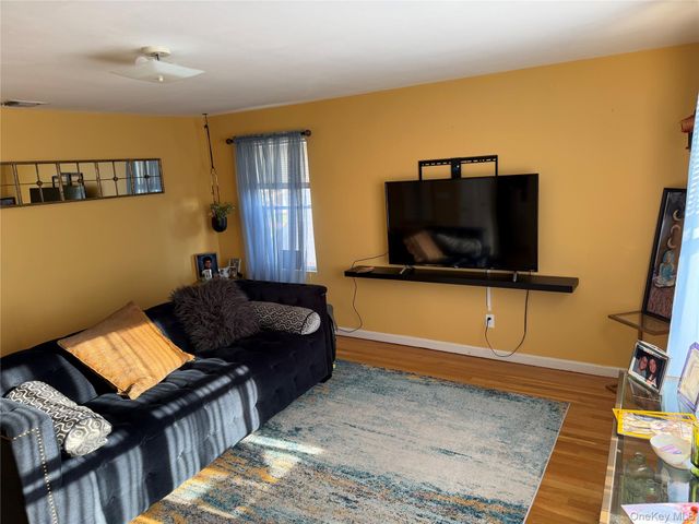 222 Colonial Avenue 2nd Fl, Williston Park, NY 11596