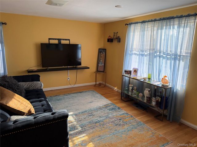 222 Colonial Avenue 2nd Fl, Williston Park, NY 11596