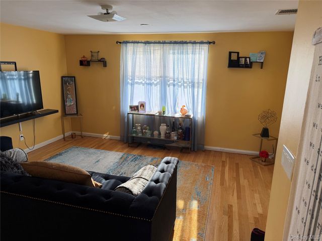 222 Colonial Avenue 2nd Fl, Williston Park, NY 11596