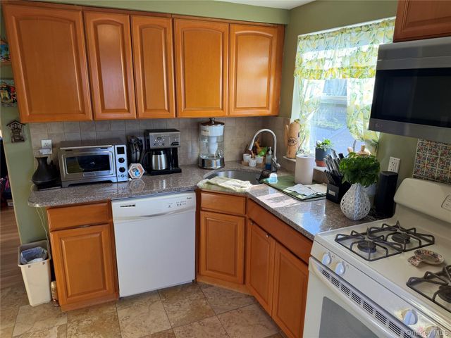 222 Colonial Avenue 2nd Fl, Williston Park, NY 11596