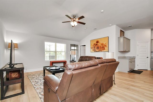 333 Bryan Way, Angleton, TX 77515