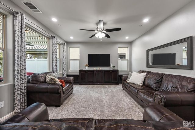 13702 Pemberley Passage Avenue, Bakersfield, CA 93311