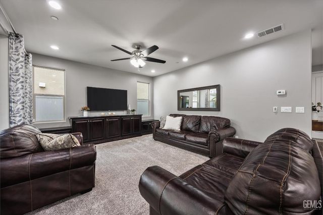 13702 Pemberley Passage Avenue, Bakersfield, CA 93311