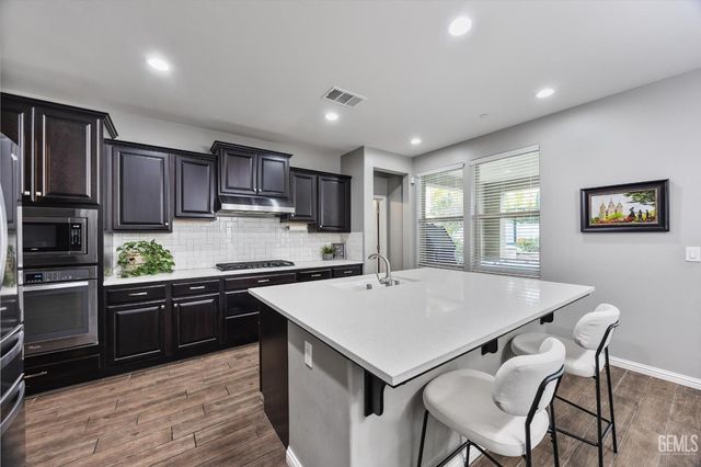 13702 Pemberley Passage Avenue, Bakersfield, CA 93311