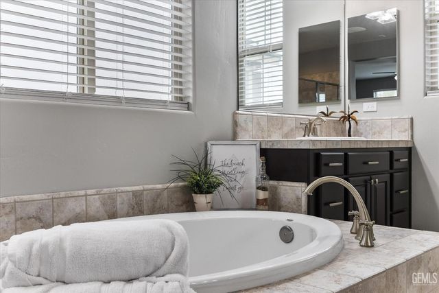 13702 Pemberley Passage Avenue, Bakersfield, CA 93311