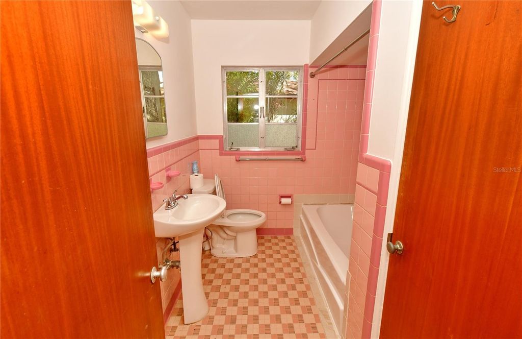 Image 16 of property listing at 5435 5TH AVENUE S, St Petersburg, FL 33707