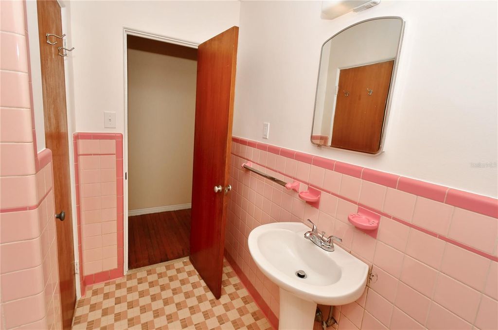 Image 19 of property listing at 5435 5TH AVENUE S, St Petersburg, FL 33707