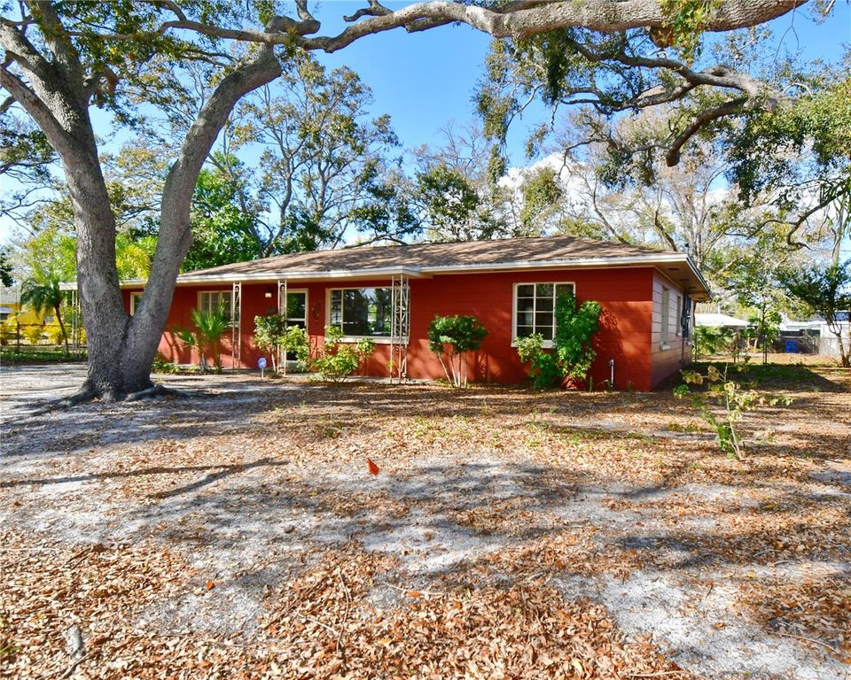 Image 3 of property listing at 5435 5TH AVENUE S, St Petersburg, FL 33707