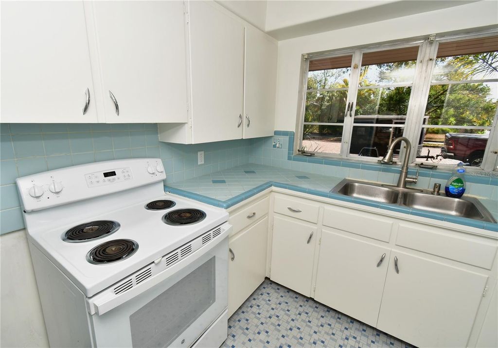 Image 21 of property listing at 5435 5TH AVENUE S, St Petersburg, FL 33707