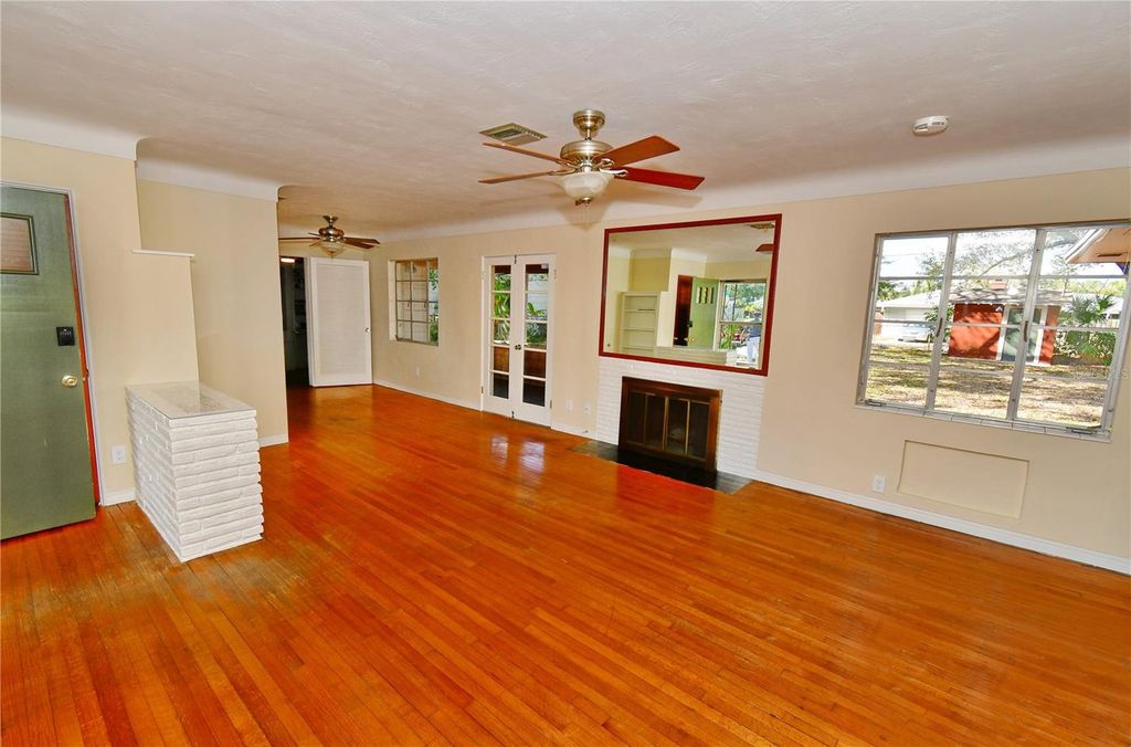 Image 4 of property listing at 5435 5TH AVENUE S, St Petersburg, FL 33707