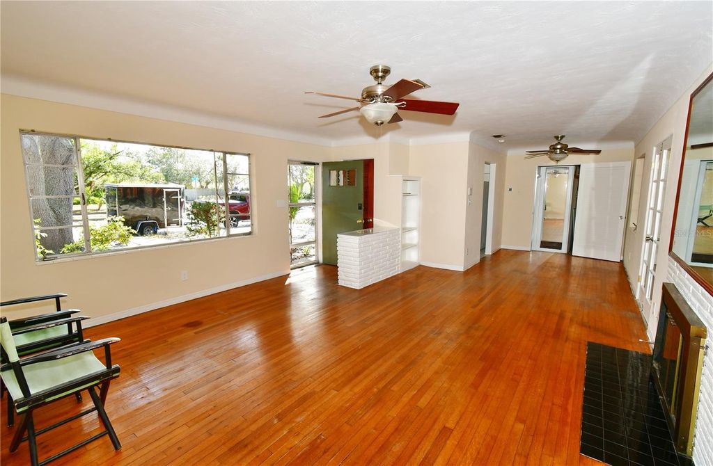 Image 6 of property listing at 5435 5TH AVENUE S, St Petersburg, FL 33707