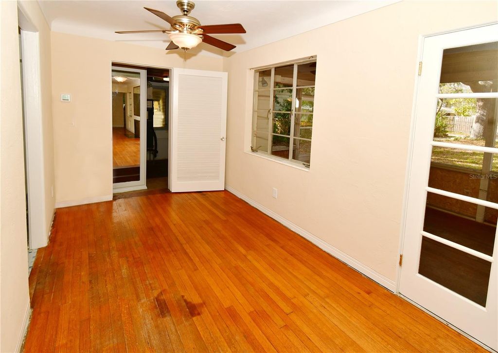 Image 7 of property listing at 5435 5TH AVENUE S, St Petersburg, FL 33707