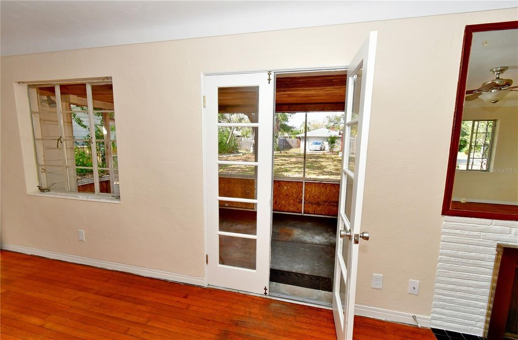 Image 8 of property listing at 5435 5TH AVENUE S, St Petersburg, FL 33707