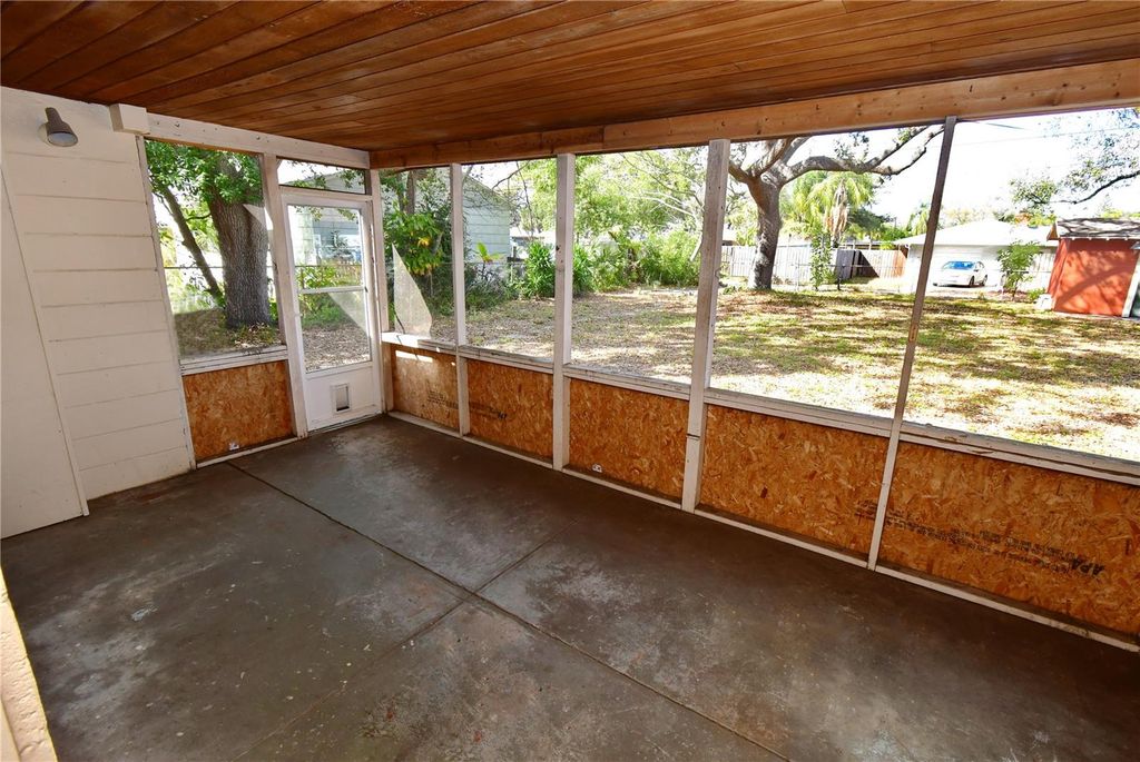 Image 10 of property listing at 5435 5TH AVENUE S, St Petersburg, FL 33707