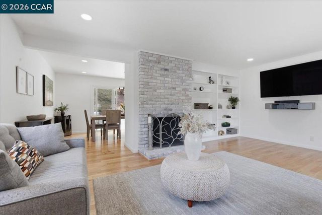 125 Elysian Fields Dr, Oakland, CA 94605