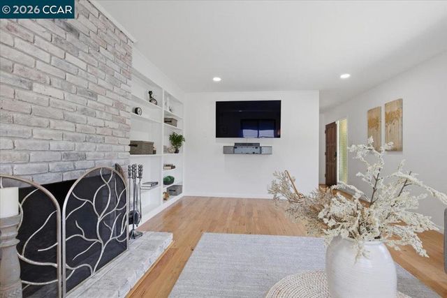 125 Elysian Fields Dr, Oakland, CA 94605