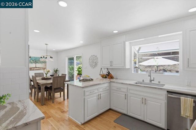 125 Elysian Fields Dr, Oakland, CA 94605
