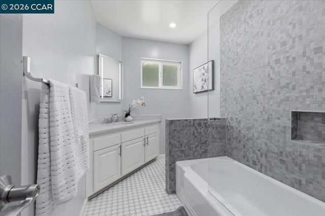125 Elysian Fields Dr, Oakland, CA 94605