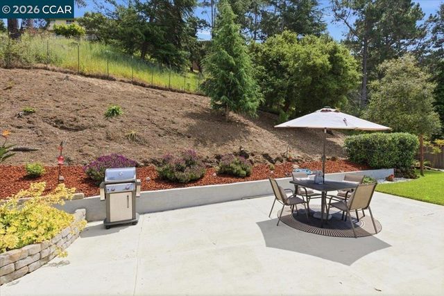125 Elysian Fields Dr, Oakland, CA 94605