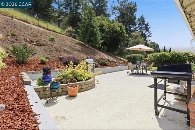 125 Elysian Fields Dr, Oakland, CA 94605