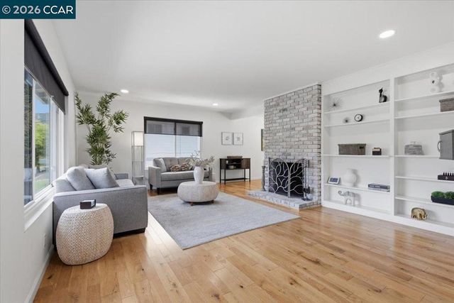 125 Elysian Fields Dr, Oakland, CA 94605