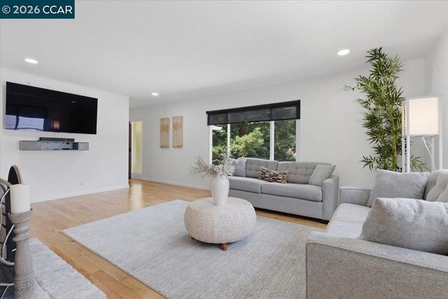 125 Elysian Fields Dr, Oakland, CA 94605
