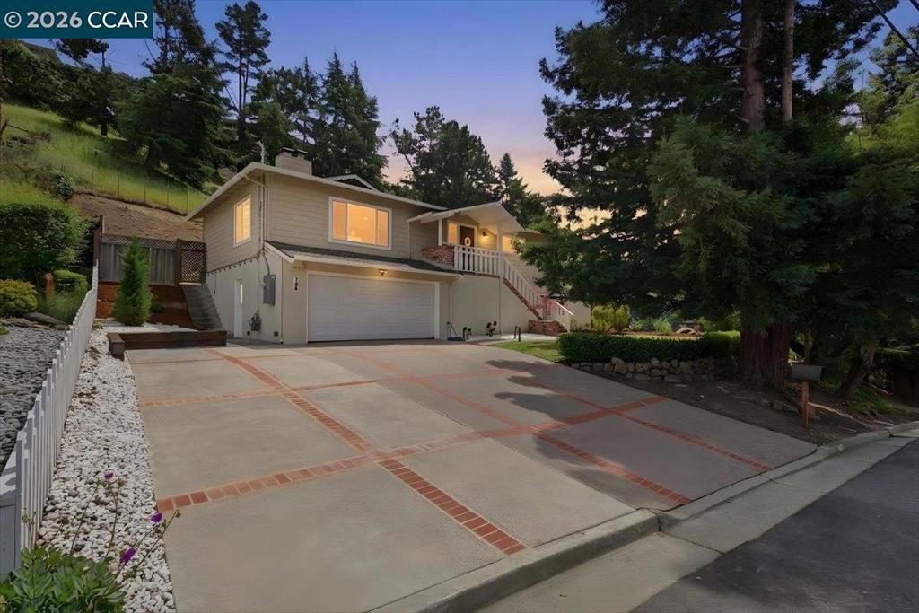 125 Elysian Fields Dr, Oakland, CA 94605