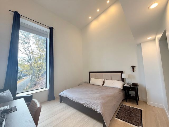 6 Parkside Dr 6, Brookline, MA 02445