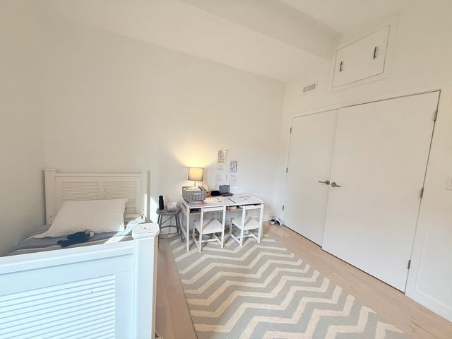 6 Parkside Dr 6, Brookline, MA 02445